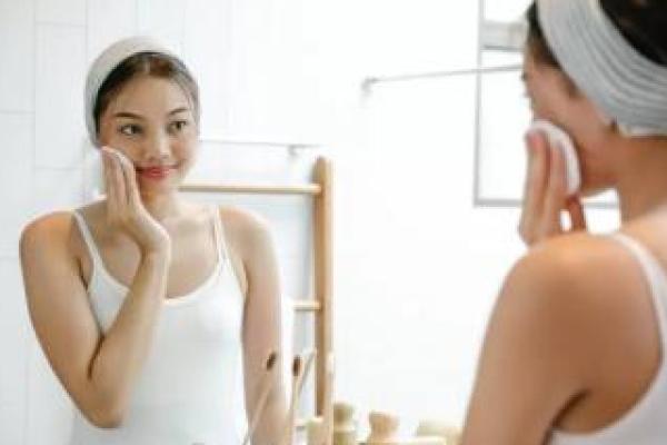 Untuk pemula yang baru dan ingin mencoba menggunakan skincare, lebih disarankan menggunakan basic skincaren 