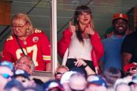 Dipeluk Taylor Swift, Ibunda Travis Kelce Seperti Berada di Dunia Lain