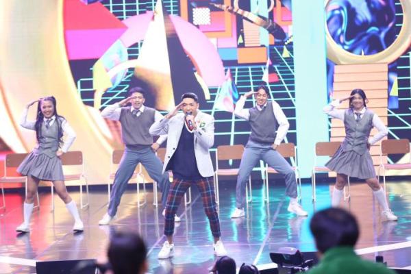 Rowi tampil memukau dan menjadi bintang uatama babak Libe Show Top 8 KFC Mencari Bucket