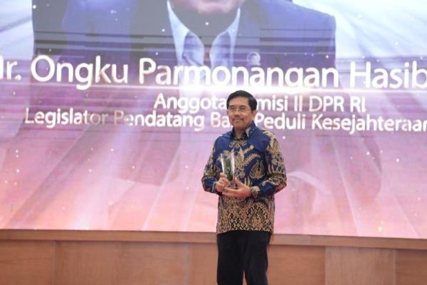 Terima kasih kepada KWP atas penyelenggaraan Award ini, yang merupakan wujud nyata kemitraan Parlemen dengan rekan-rekan media di bawah naungan KWP.