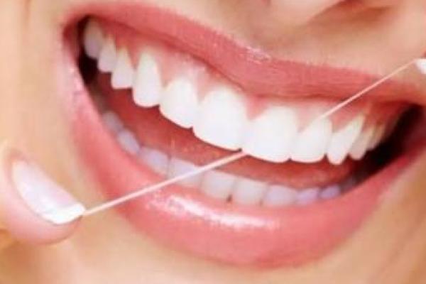Karang gigi dapat memicu penyakit, untungnya ada cara membersihkan karang gigi yang mudah dilakukan