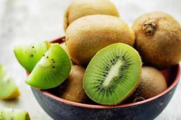 Buah kiwi kaya akan vitamin C, antioksidan, dan serat. Kandungan nutrisi ini menjadikan manfaat buah kiwi bagi kesehatan semanis rasanya.