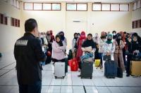 Kemnaker Pulangkan 32 Pekerja Migran Hasil Sidak di Bandara Kertajati