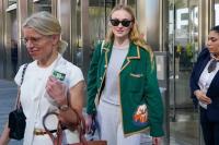 Di Tengah Pertikaian Hak Asuh Anak, Sophie Turner Ajak Kedua Putrinya Jalan-jalan