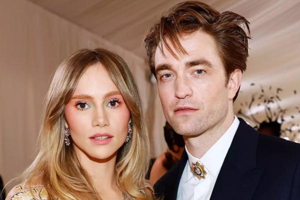 Suki Waterhouse Pamerkan Baby Bump dengan Gaun Merah Valentino
 