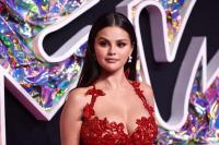 Selena Gomez Sumbang Keuntungan Rare Beauty untuk Kesehatan Mental