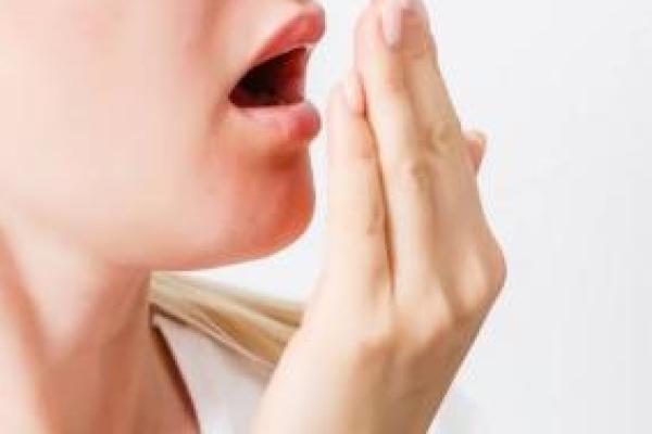 Bau mulut menjadi salah satu permasalahan cukup mengganggu. Namun, ada beberapa cara menghilangkan bau mulut agar nafas menjadi lebih segar.