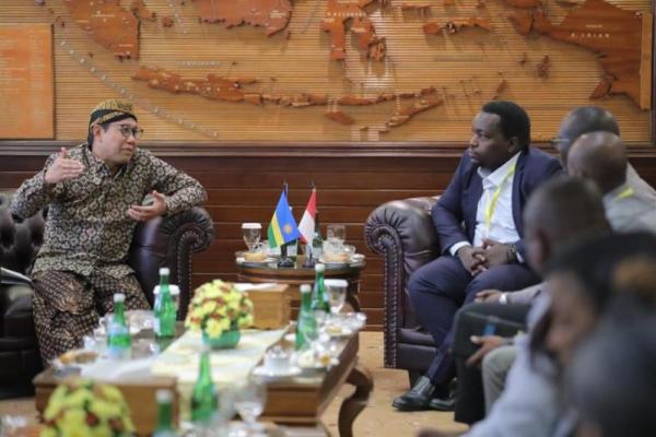Delegasi Pemerintah Republik Rwanda bersama organisasi nirlaba SPARK Microgants bertemu Gus Halim untuk mempelajari berbagai aspek pembangunan perdesaan di Indonesia.