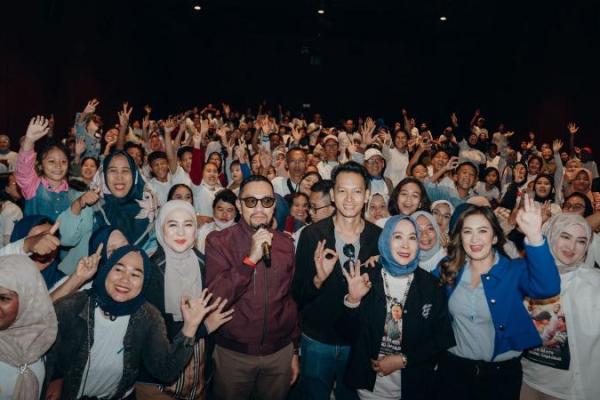 Ahmad Sahroni Center (ASC) mengadakan acara “ASC Nobar” bersama ribuan masyarakat di wilayah Jakarta Utara dan Jakarta Barat
