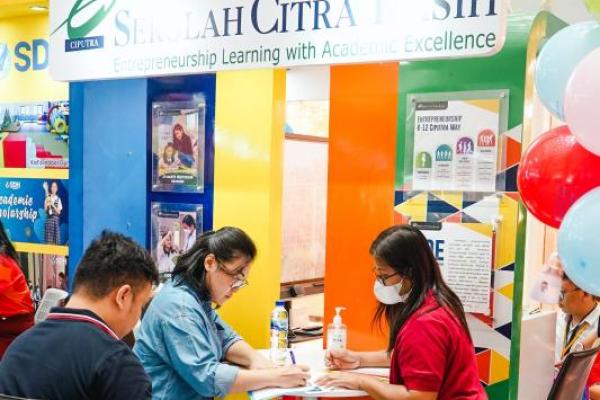 Sekolah Citra Kasih CitraGarden (SCK CG) memanfaatkan pameran pendidikan guna menarik calon siswa baru.