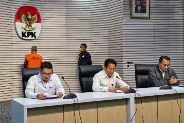Syahrul Yasin Limpo menjadi tersangka bersama Sekjen Kementan Kasdi Subagyono, dan Direktur Alat dan Mesin Pertanian Kementan, Muhammad Hatta.