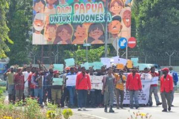 Ratusan mahasiswa asal Intan Jaya, Papua dari 17 studi duduki Bandara Nabire. 