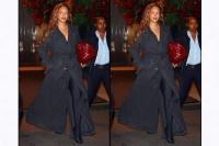 Rihanna Tampil Menawan dengan Koleksi Musim Gugur Mantel Panjang Hitam