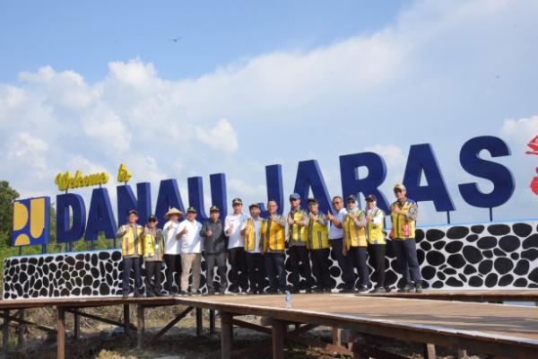 Komisi V DPR RI meninjau operasi pemeliharaan/normalisasi Danau Jaras di Kecamatan Putussibau Selatan, Kabupaten Kapuas Hulu, Provinsi Kalimantan Barat dalam rangka kunjungan kerja Reses Komisi V DPR ke Provinsi Kalbar.