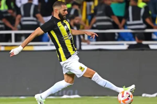 Karim Benzema tetap berada di Al-Ittihad melewati tenggat waktu dan sejak itu menegaskan kembali komitmennya kepada klub