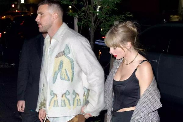 Hot Couple! Rayakan Malam Tahun Baru, Taylor Swift Cium Travis Kelce