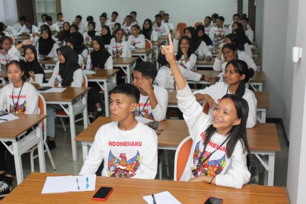 Melalui program beasiswa ini, para peserta didik terpilih akan menjalani pendidikan SMA di Indonesia selama tiga tahun.
