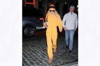 Jalan-jalan di Kota New York, Gigi Hadid Cerah dengan Outfit Oranye dan Topi Pom Pom
