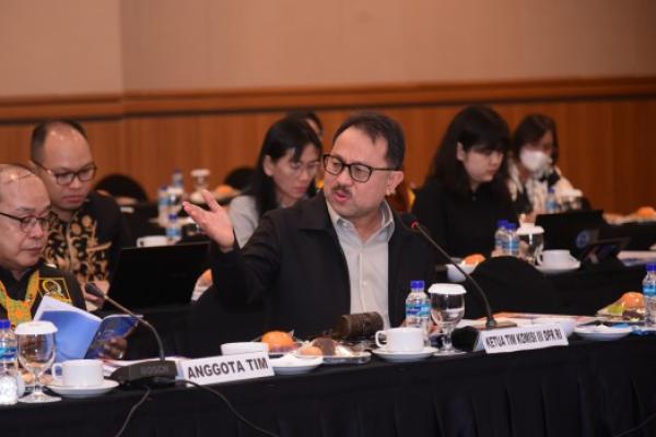 Komisi III DPR mendorong perlunya sinergi bersama peradilan di wilayah Kalimantan Timur dalam menyelesaikan berbagai kasus yang terjadi.