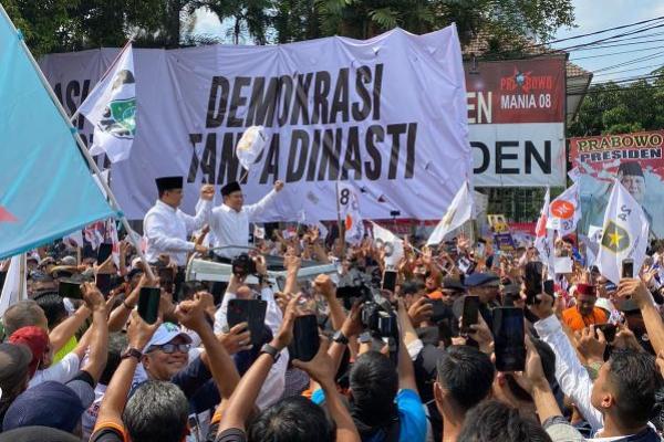 Gus Muhaimin bersama Anies Baswedan tiba ke kantor KPU sekira pukul 09.30 WIB. Mereka berangkat dari Tower NasDem di Cikini, Jakarta Pusat.