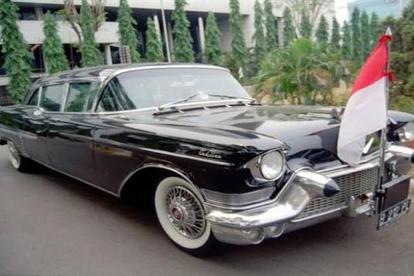 Eks mobil dinas RI-1 berjenis Cadillac Fleetwood 75 Limousine berwarna hitam itu saat ini sudah terparkir di Tugu Proklamasi, yang menjadi lokasi awal iring-iringan prosesi Ganjar-Mahfud ke Kantor KPU RI di kawasan Menteng, Jakarta Pusat, Jakarta.