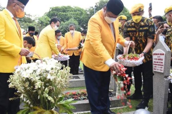 Pada pagi hari ini kami kader Partai Golkar datang untuk memberikan penghormatan sekaligus berdoa mengenang arwah pahlawan yang telah mendahului kita.