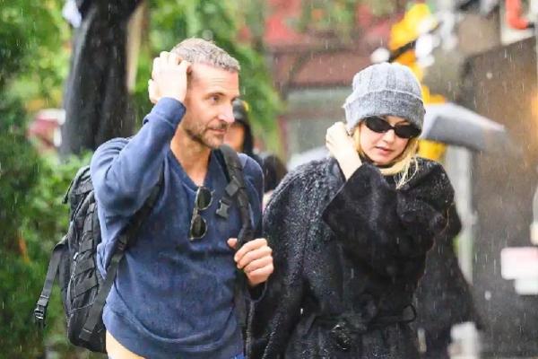 Tak Peduli Hujan dan Basah, Bradley Cooper dan Gigi Hadid Tampak Bahagia Bersama