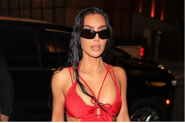  
Halloween Epik, Kim Kardashian Hias Rumah Mewahnya Jadi Rumah Hantu