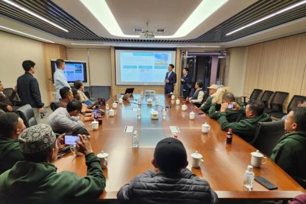 Wang Mohan mengajak para Kades dan rombongan melihat langsung rumah kaca Xinyi yang menggunakan panel surya untuk memaksimalkan penyerapan energi sinar matahari.