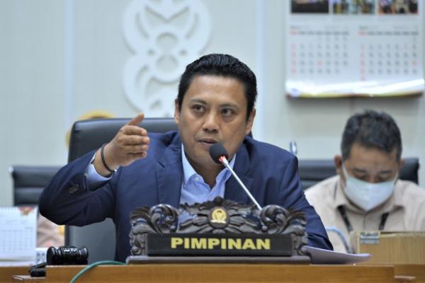 Kita minta Pelindo untuk meningkatkan fasilitas pelayanan kepada masyarakat kita, baik ruang tunggu maupun fasilitas informasi lainnya.