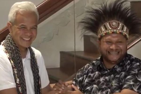 Calon presiden Ganjar Pranowo disambut antusias ribuan masyarakat ketika tiba di Bandar Udara Domine Eduard Osok di Kota Sorong, Provinsi Papua Barat Daya, Minggu (20/11).