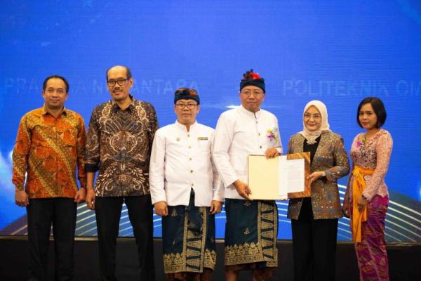 SK Kemdikbudristek diserahkan langsung oleh Direktur Jenderal Pendidikan Vokasi (Dirjen Diksi), Kiki Yuliati