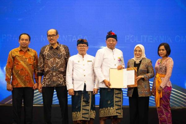 SK Kemdikbudristek diserahkan langsung oleh Direktur Jenderal Pendidikan Vokasi (Dirjen Diksi), Kiki Yuliati