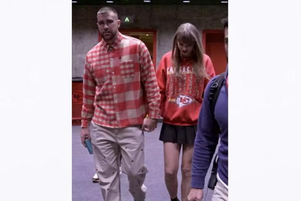 Beri Ciuman di Pipi Travis Kelce, Taylor Swift tak Malu-malu Lagi Mesra di Depan Publik