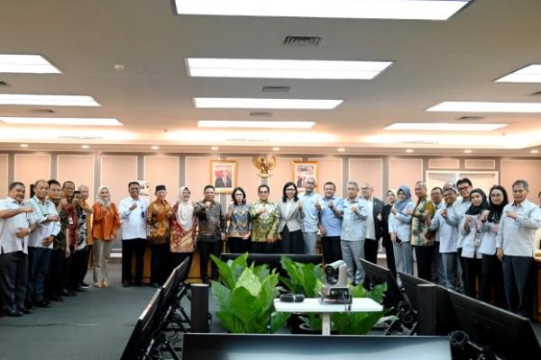 Setjen DPR RI bekerja sama dengan PT Taspen (Persero) Jakarta memberikan fasilitas kepada para pegawai pensiunan DPR RI untuk melakukan pengobatan di pelayanan kesehatan (yankes) DPR RI.