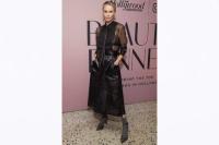 Penampilan Glamor Charlize Theron Hadiri Pesta Beauty Dinner