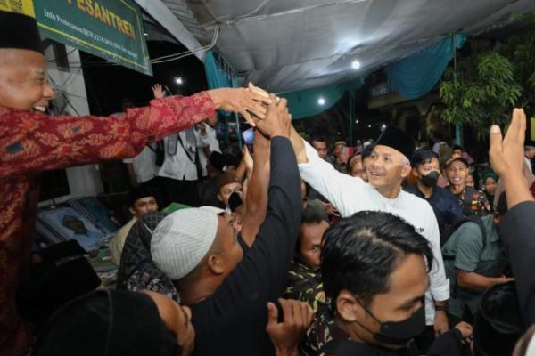 Kiai, ulama, dan masyayikh se-Sumatera Selatan (Sumsel) dan Sumatera Barat (Sumbar) menyampaikan aspirasi mereka kepada Calon Presiden Ganjar Pranowo untuk kemajuan pondok pesantren (ponpes) di masa depan.