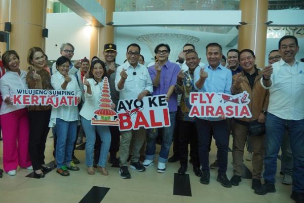 Bandara Internasional Kertajati berada di lokasi strategis Kabupaten Majalengka, yang didukung aksesibilitas jalan tol Cisumdawu (Cileunyi - Sumedang - Dawuan).