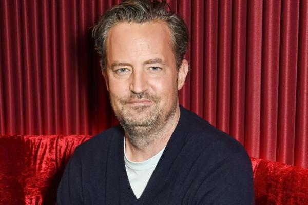 Sebelum Tewas Tenggelam, Matthew Perry Bagikan Foto Bersantai di Jacuzzi