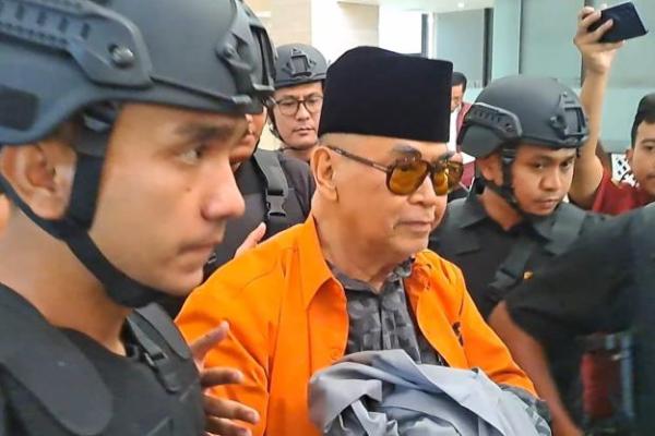Tersangka kasus penistaan agama, Panji Gumilang keluar dari Bareskrim kenakan baju tahanan