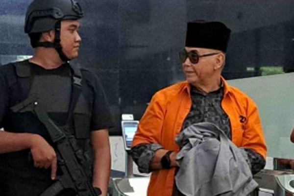 Panji Gumilang keluar dengan berbaju tahanan dan dikawal ketat anggota bersenjata. Ini penjelasannya