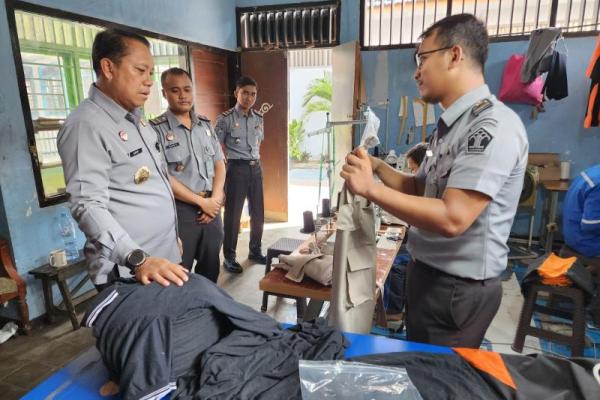 Kadivpas Kanwil Kemenkumham Jawa Timur, Asep Sutandar turun langsung memeriksa layanan dan fasilitas Rutan Gresik.