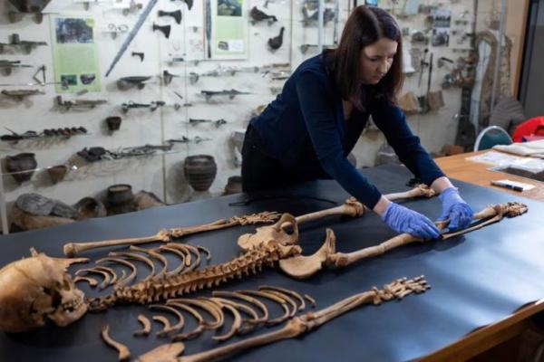 Arkeolog Polandia Temukan Kuburan Abad ke 17 dengan Gembok pada Kaki Anak