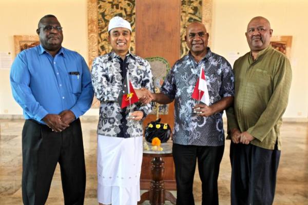 Wakil Ketua BKSAP DPR Putu Supadma Rudana menyambut kunjungan Wakil Ketua Parlemen Papua Nugini, Johnson Wapunai di Museum Rudana, Ubud, Bali.