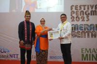 Direktur PPSBK Kemendes Raih Penghargaan Pentahelix dari Universitas Indonesia
