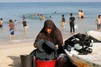 Kekurangan Air Bersih, Pengungsi Gaza Mandi dan Mencuci di Laut Mediterania