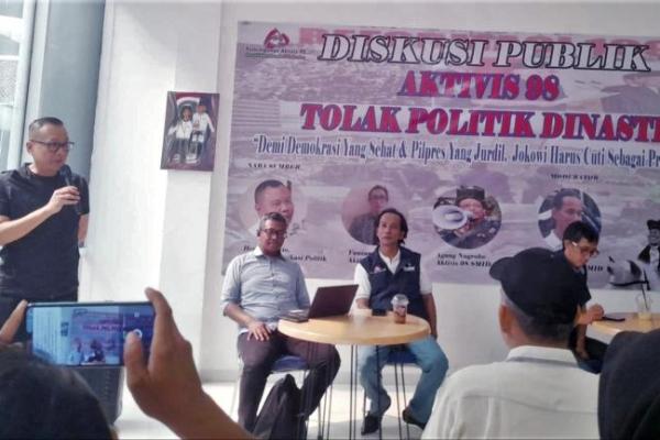 Fauzan Luthsa dari Famred, pada kesempatan itu mengatakan bahwa saat ini telah terjadi penabrakan tatanan demokrasi dan nepotisme secara terang benderang.
