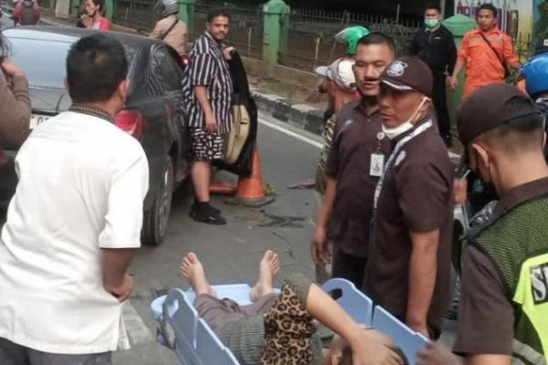 Kecelakaan mobil Lexus yang menggunakan pelat nomor Kedutaan Besar luar negeri CD 27 09 terjadi di Jakarta Utara. 