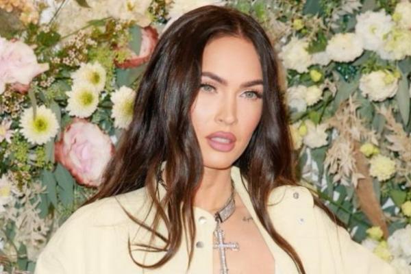 Megan Fox Menyesal Bikin Tato di Lengannya