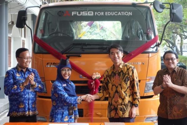 KTB Donasikan Fuso Fighter X Euro 4 ke SMKN 5 Surakarta